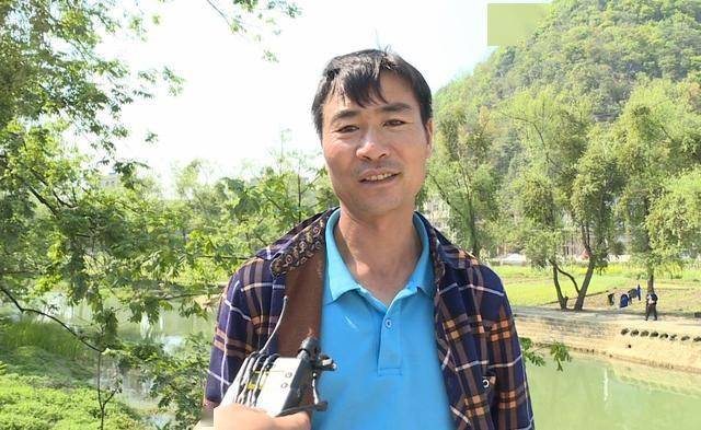 "  广南县八宝群众 曾照周:"他们年轻人勇敢去救人,值得我们大家学习.