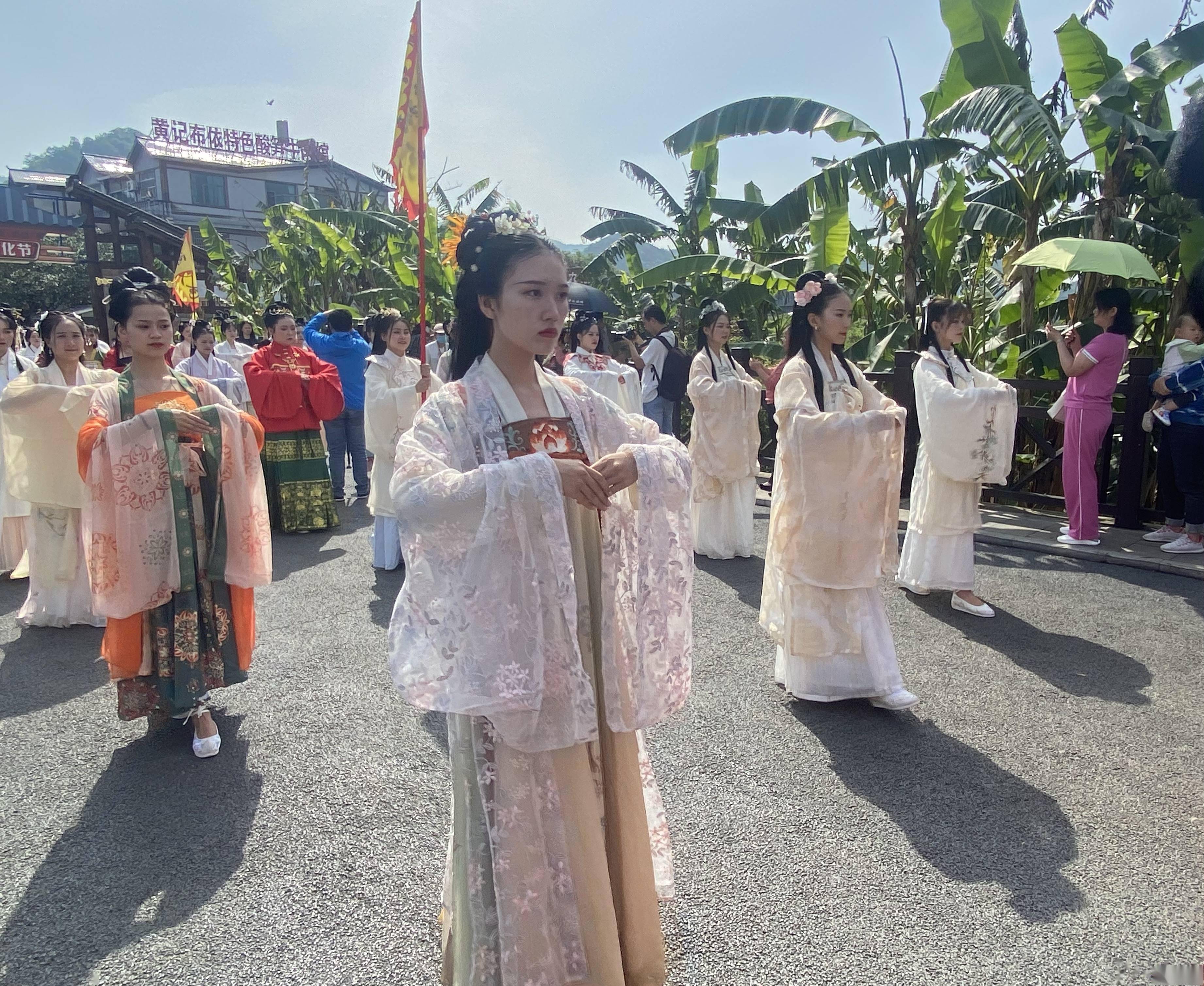 兴义首届汉服文化节举办吸引众多游客观看