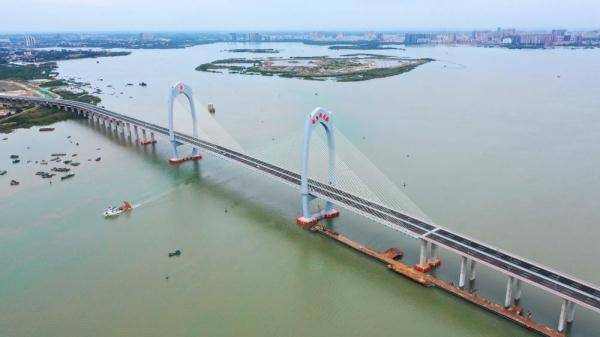 广东茂名水东湾跨海大桥建成通车