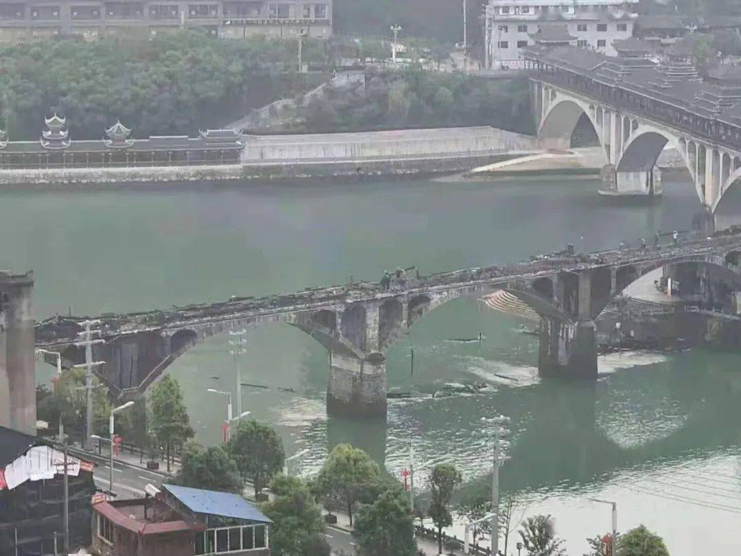 今晨锦屏一座风雨桥失火损毁一场大火烧掉了很多人童年的回忆