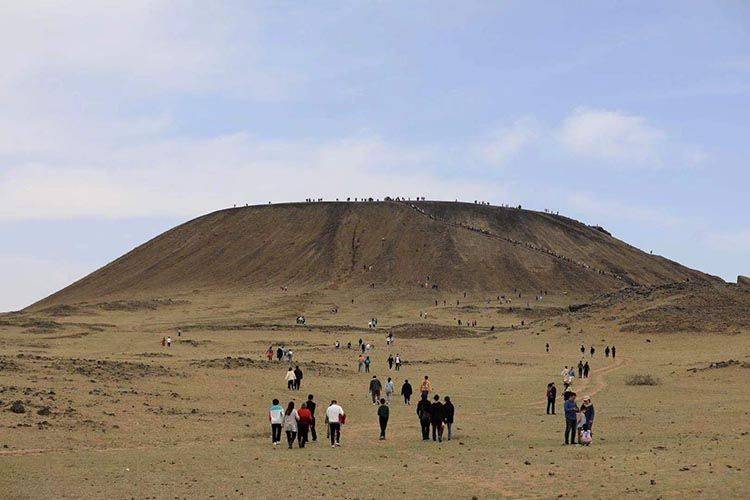 实拍内蒙古某火山口景点车辆排队数公里