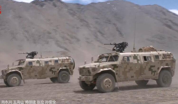 67涂装也是战斗力荒漠迷彩猛士突击车列装新疆部队还加装重机枪