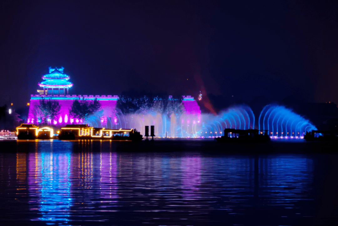 一场大型水幕灯光秀上演几天来,在聊城东昌湖上聊城各个景点可以说是