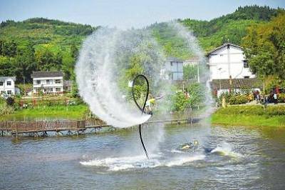 5月2日,广安市岳池县顾县镇羊山湖村成了今年"五一"小长假美丽乡村游