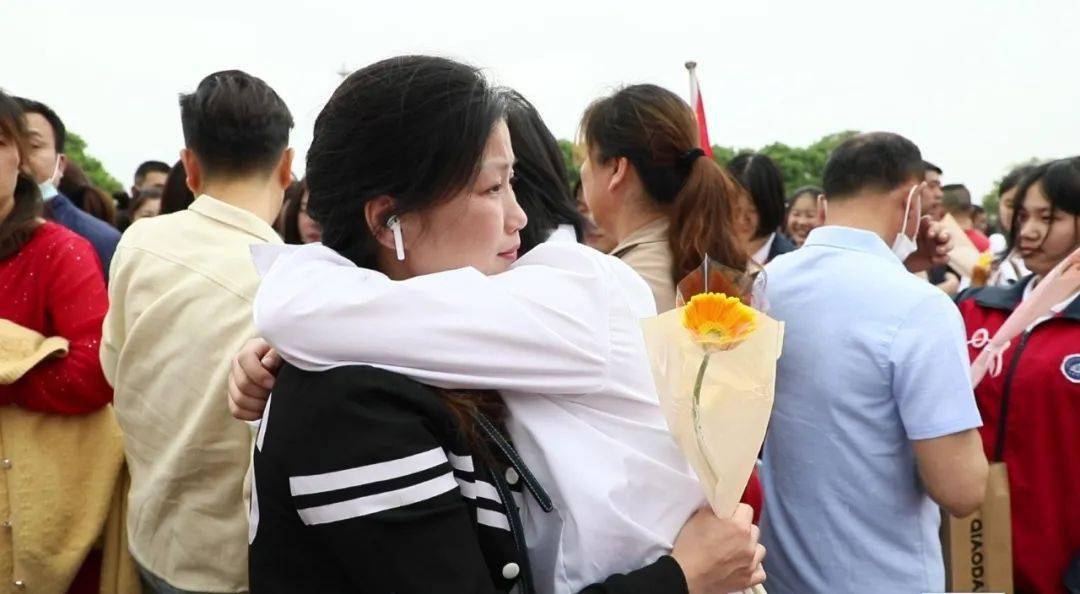 十八岁,你好!上栗中学为高三学子举行成人礼