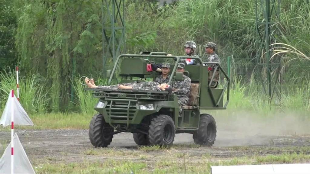 解放军新型高原两栖装甲救护车曝光:时速100公里,防弹