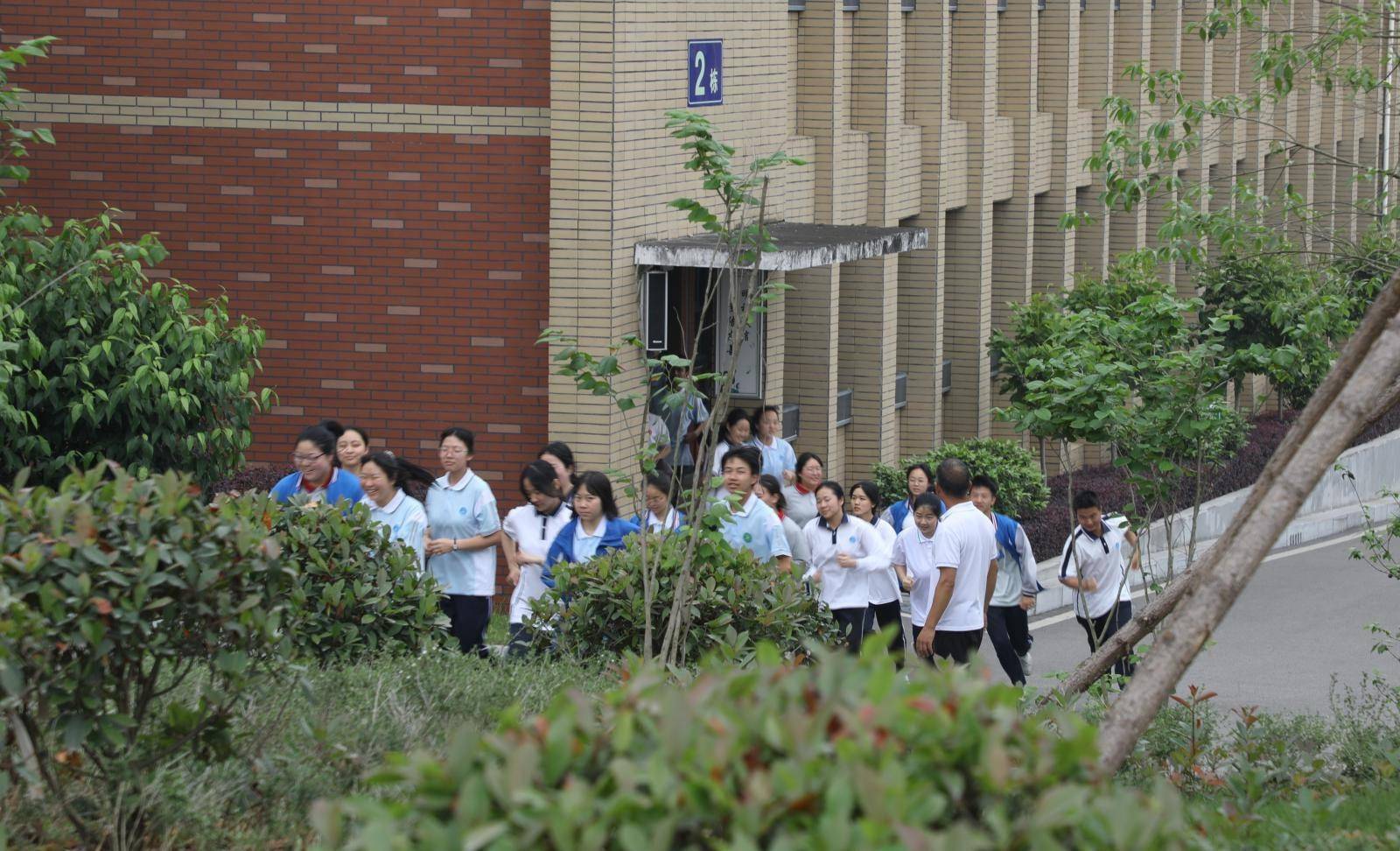 三峡高中举行防震减灾疏散演练_帅亚军