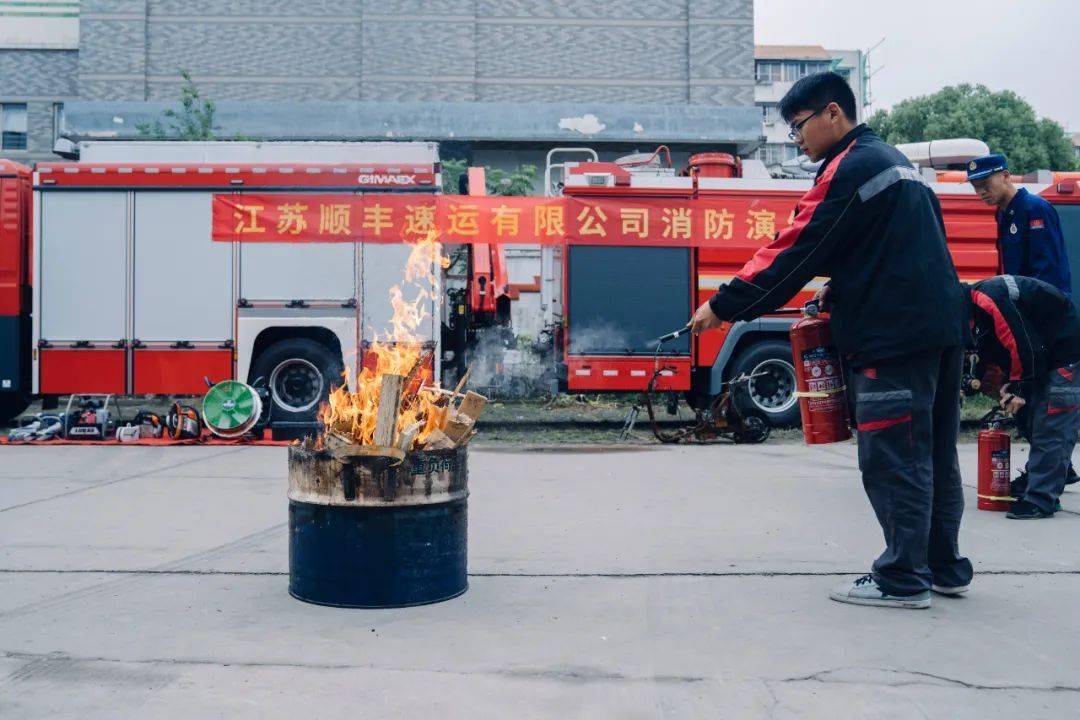 12 日上午,南京消防救援支队与顺丰快递公司联合开展了消防培训演练