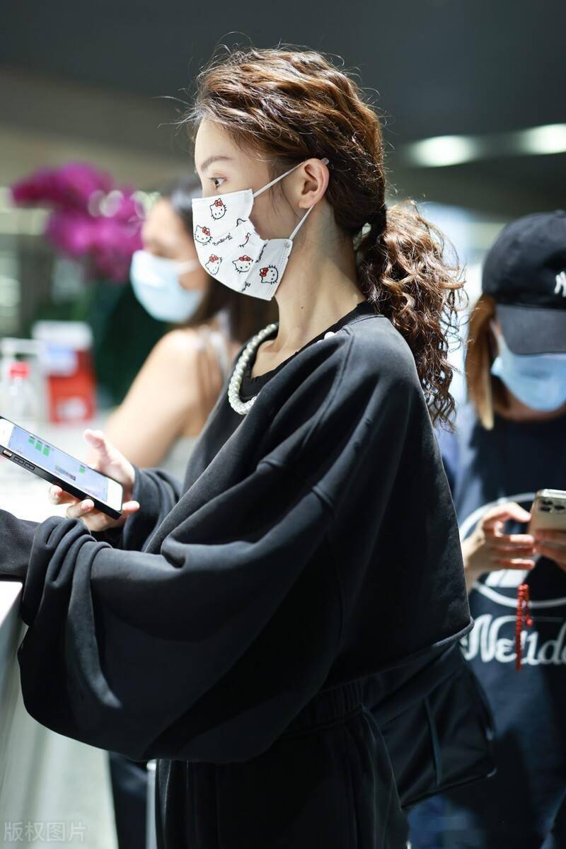 金晨梳着马尾现身气质婉约白皙肌肤惹人羡