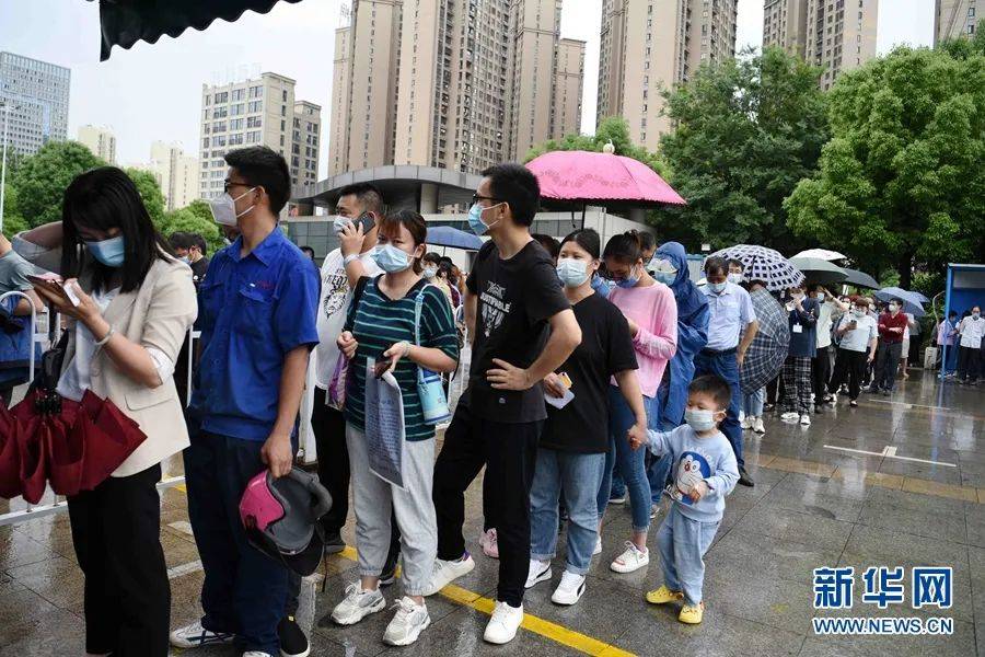 安徽防疫一线目击!人们排队接种疫苗
