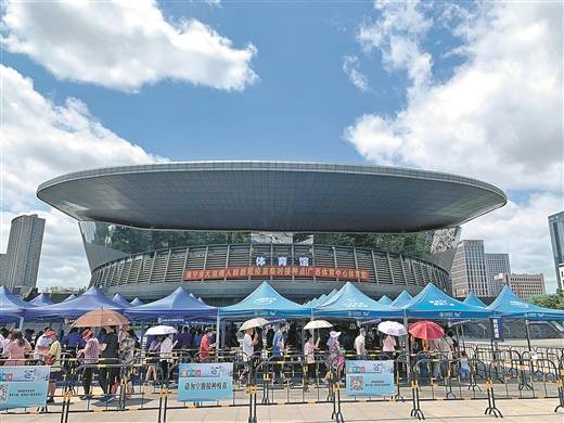 5月15日上午,市民在广西体育中心体育馆大型临时接种点排队.