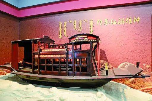 纪念馆内的嘉兴南湖红船模型