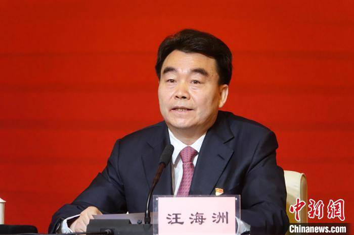 汪海洲在发布会上介绍西藏自治区党史学习教育开展情况.