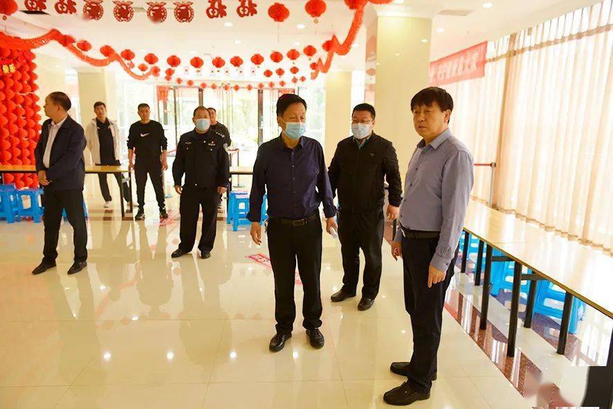 区长费再宏调研大型疫苗接种点建设工作
