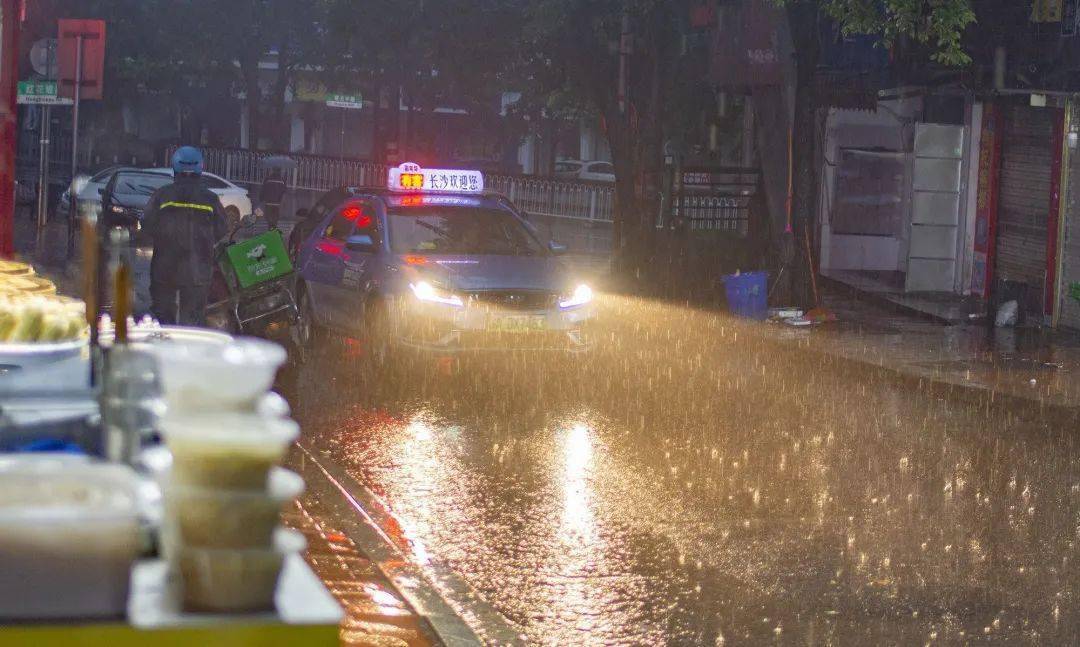 今晨,长沙暴雨来袭.(图:吴振根)