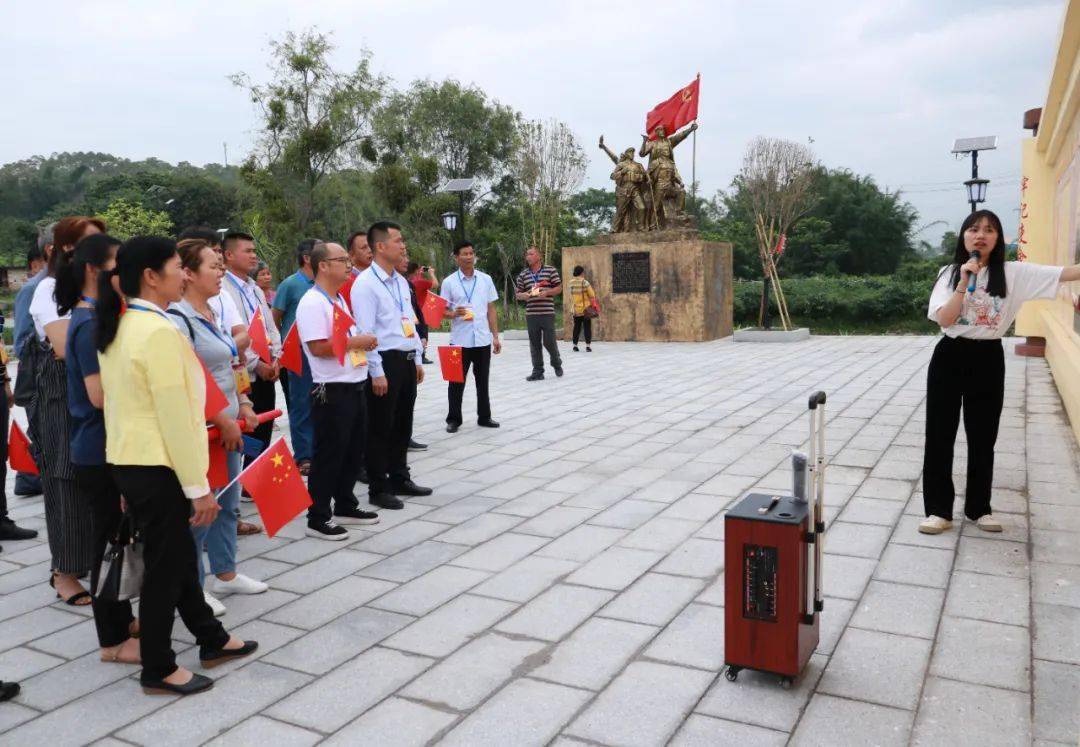 代表们在大乐镇石朋村红色文化广场了解革命故事代表们在马坪镇龙头村