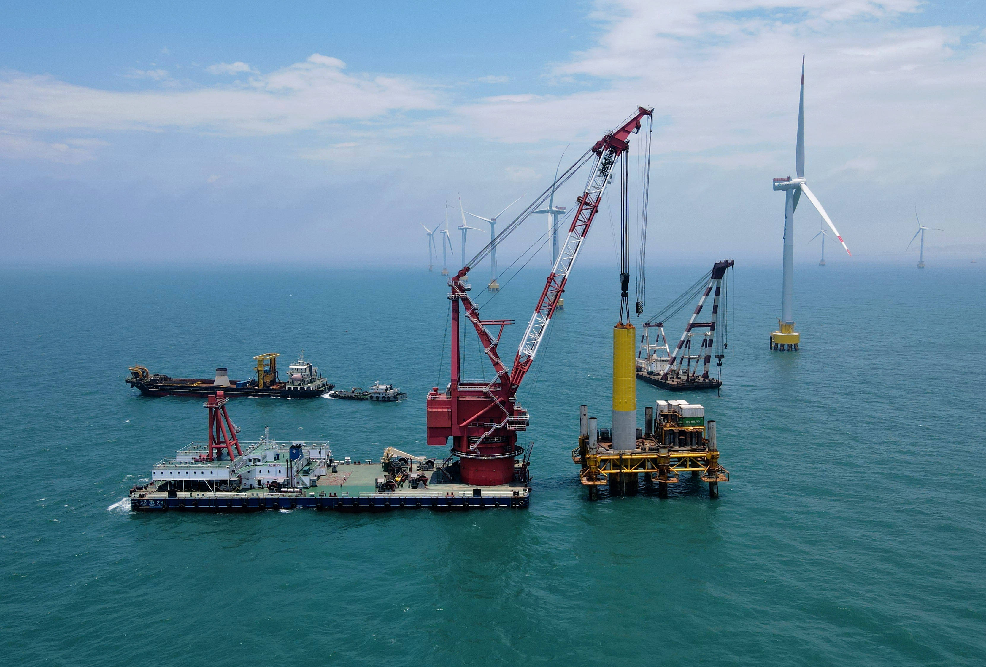 中交一航局海上施工人员在进行海上风电大直径嵌岩单桩施工作业(5月21