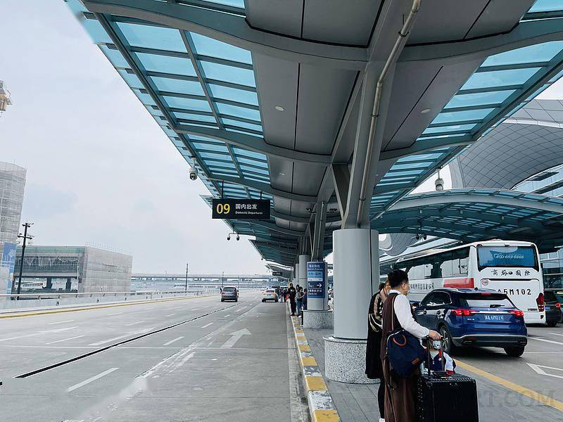 9点30左右抵达杭州萧山机场t3航站楼,即便工作日的萧山机场依然人山