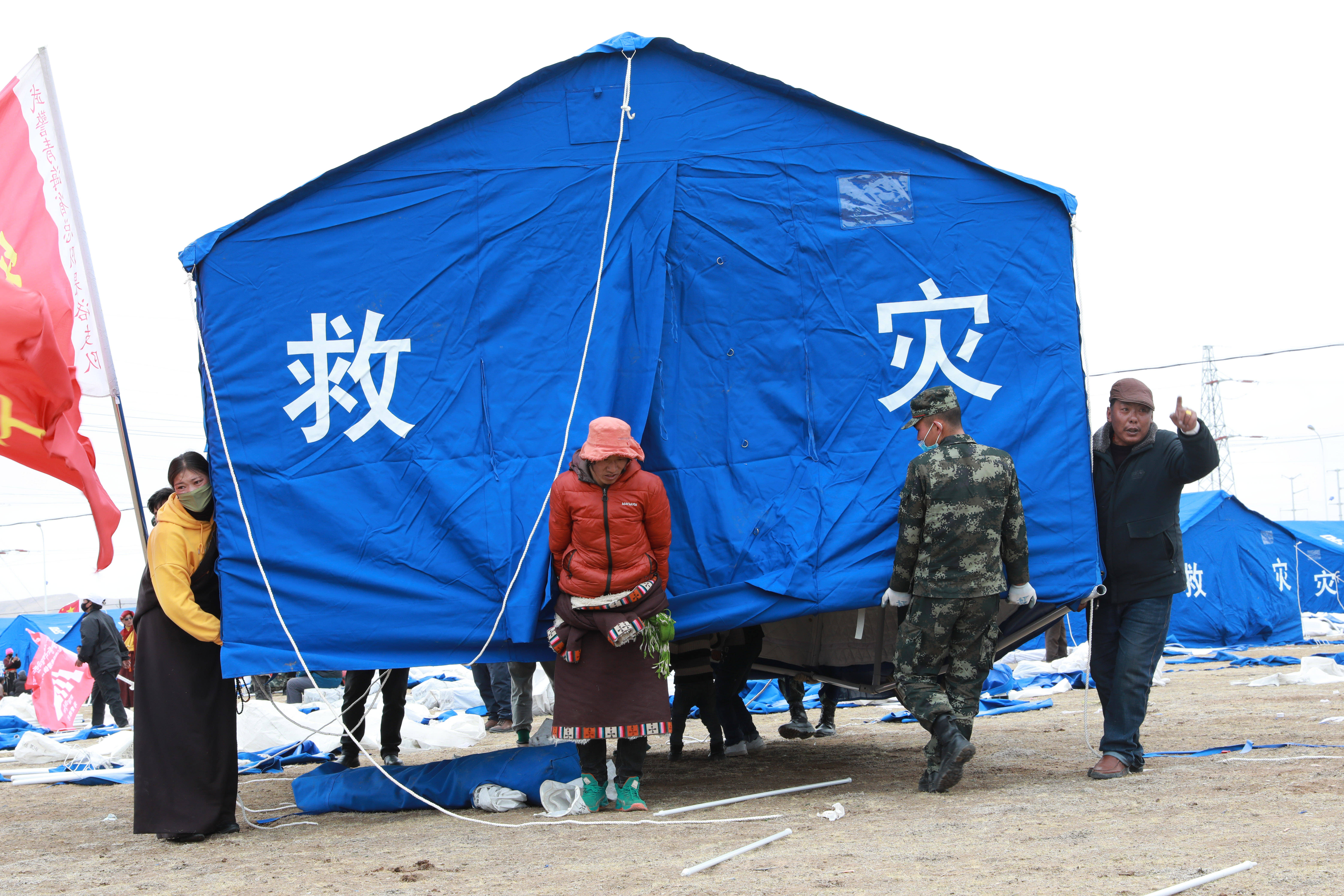 5月23日,武警青海总队果洛支队机动大队官兵在玛多县噶丹村临时安置点