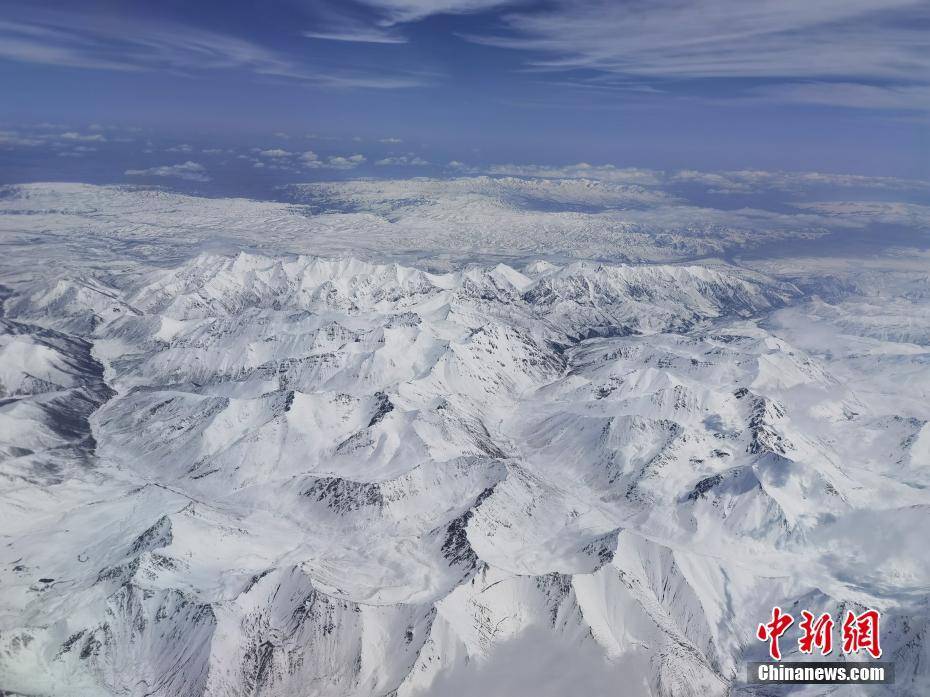 甘肃张掖:初夏航拍祁连山雪景巍峨壮观_新闻网