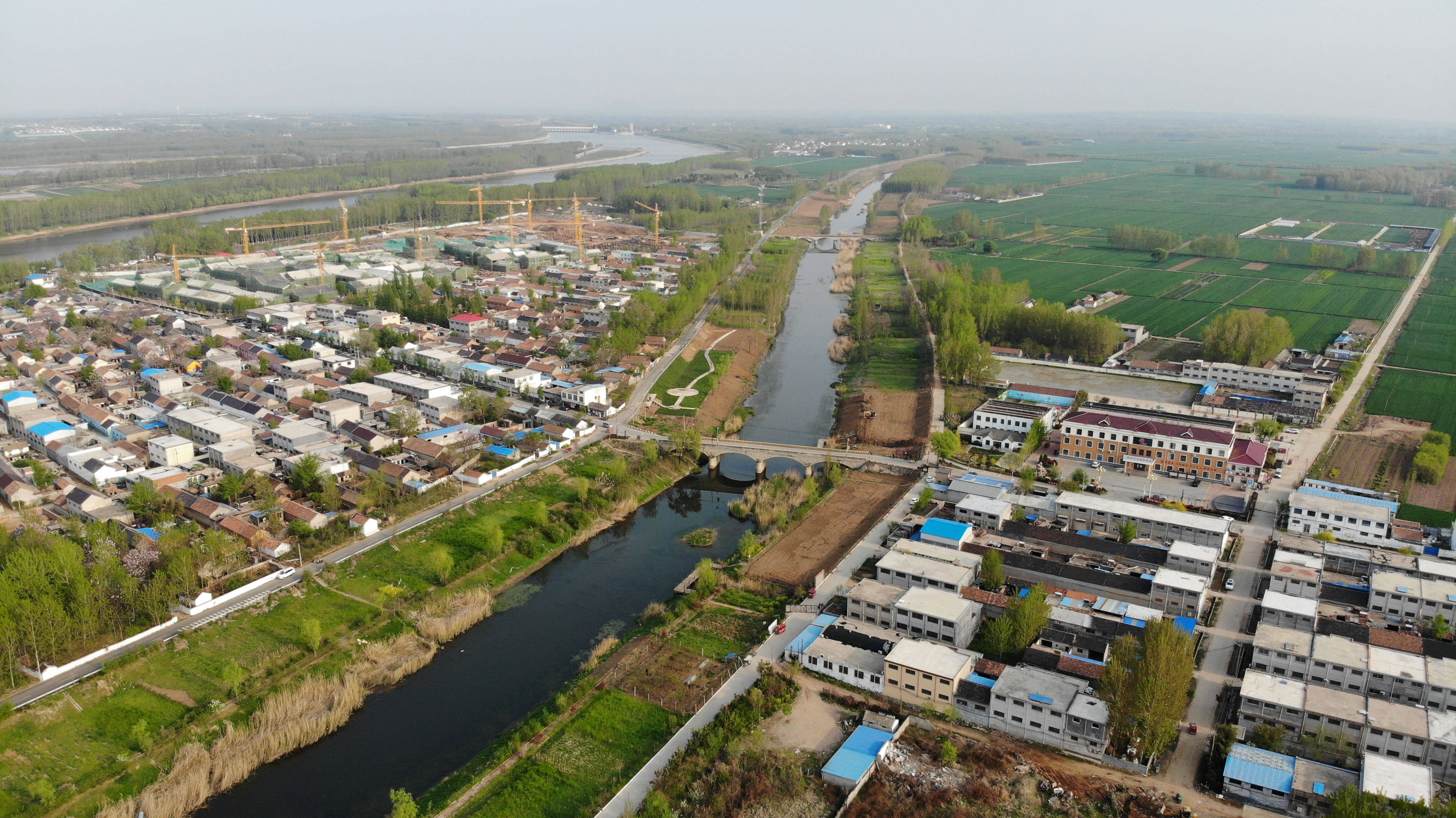 这是4月13日拍摄的沂蒙老区临沭县曹庄镇朱村(无人机照片).