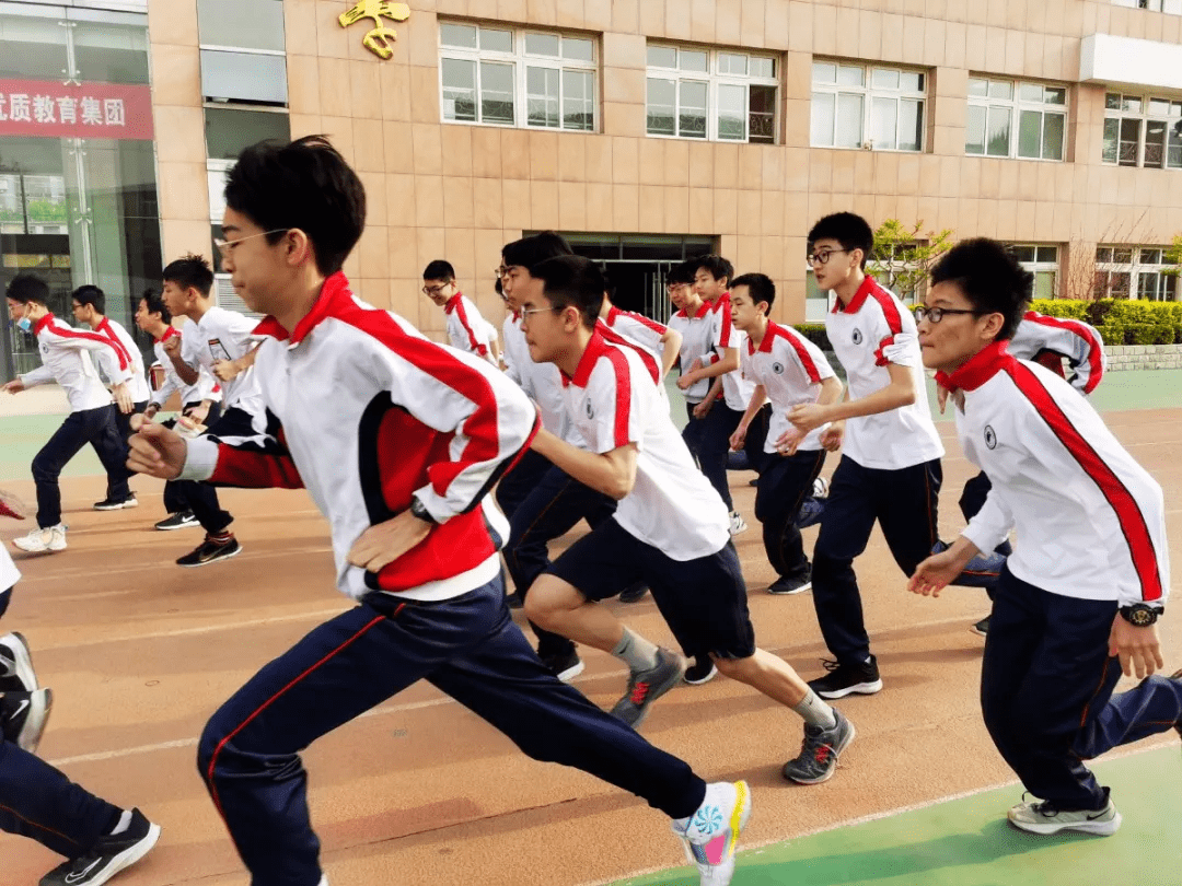 走出教室,走向操场!确保学生每天校内一小时体育锻炼