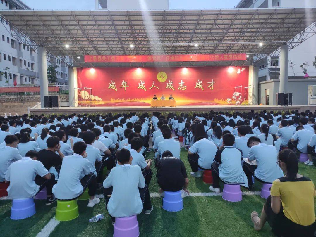 上思县关工委"五老"宣讲团成员到上思中学宣讲