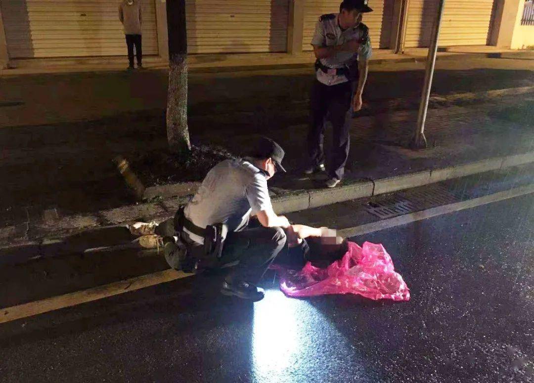 村民骑车不慎摔倒,祁门民警及时救助