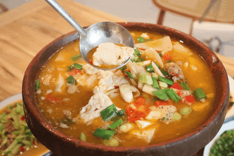 gif by 几何 夏天 廿八都的美食有很多,号称八大碗.