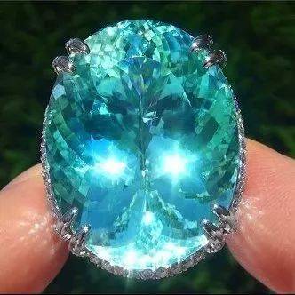 其实,因含铜而呈现蓝绿色的宝石并不稀有,但当这种蓝变得"透明",有了"
