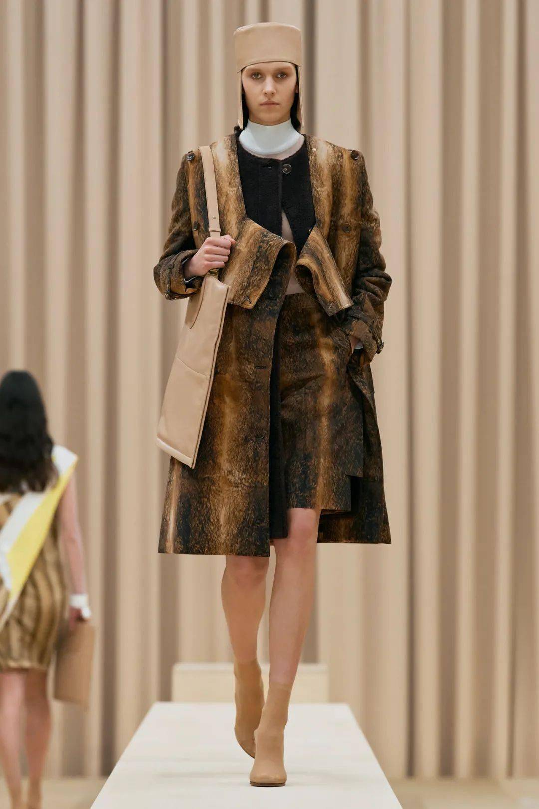 巴宝莉2021秋冬时装秀,四大时装周 【聚焦】被"剪开"的皮草:burberry 2021年秋冬成衣