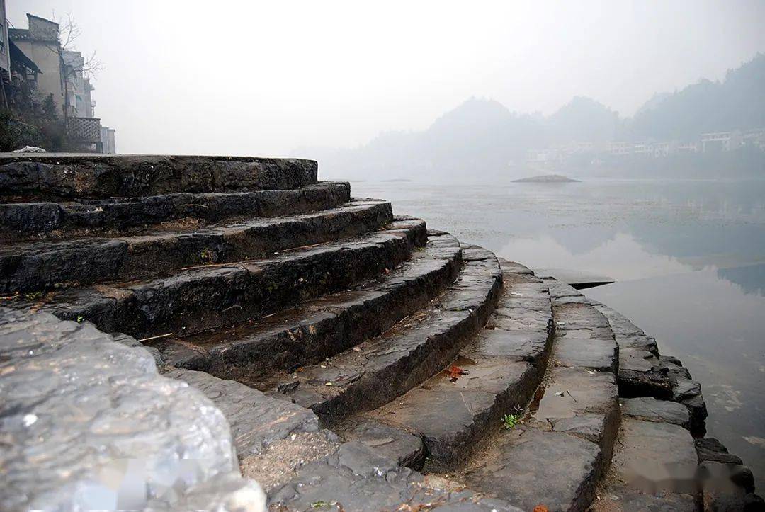 热闹非常的茶马古道上,沿资水两岸而建的码头在安化县境内有20多处.