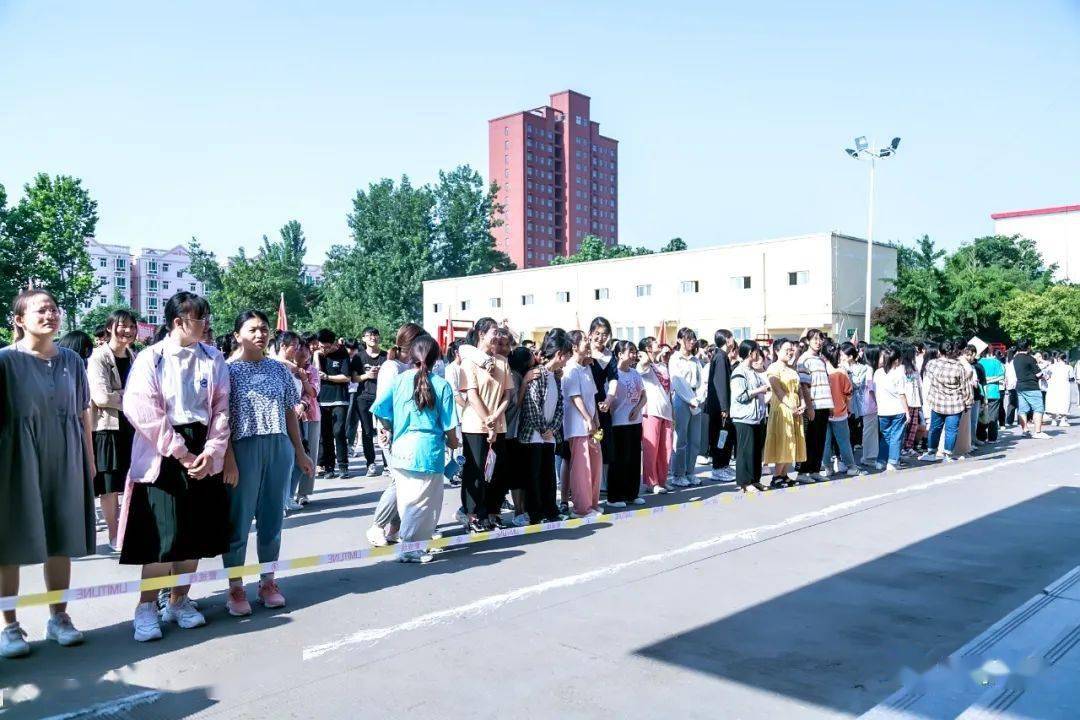 临颍二高举行高考仿真入场演练