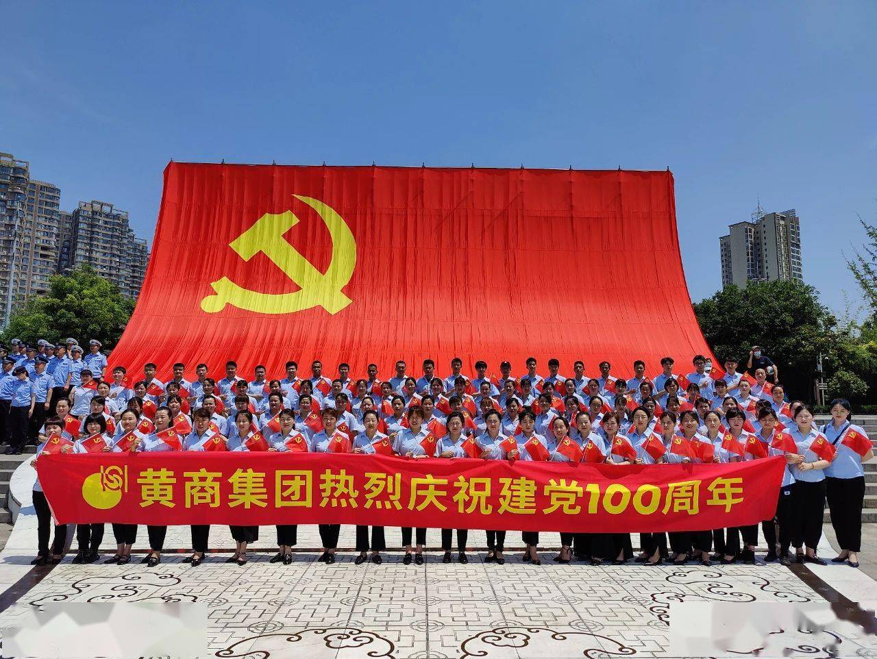 摄影欣赏:《千人快闪送祝福,万众一心跟党走!》