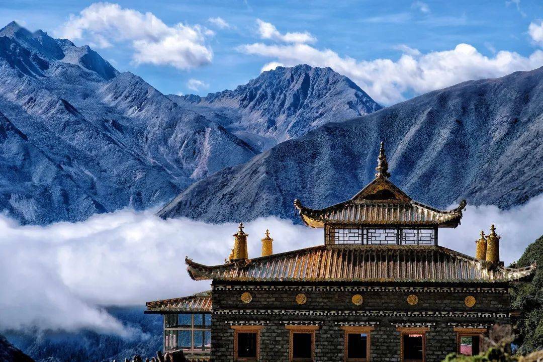 修路有时车辆无法通行,备选路线为玉龙西-龙结曼垭口-贡嘎寺-子梅村)