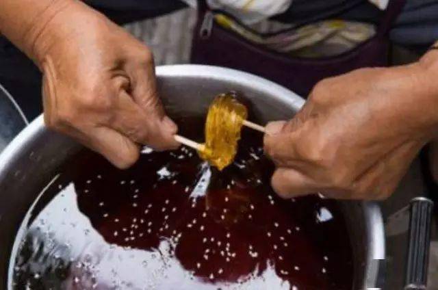 犹如凝脂,能久藏不硬,小的时候最喜欢撕成一片一片的吃~ 棉花糖曾是