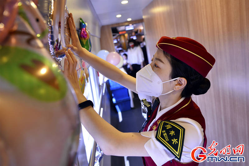 图为2021年6月1日,北京南开往千岛湖的g31次列车工作人员正在精心布置