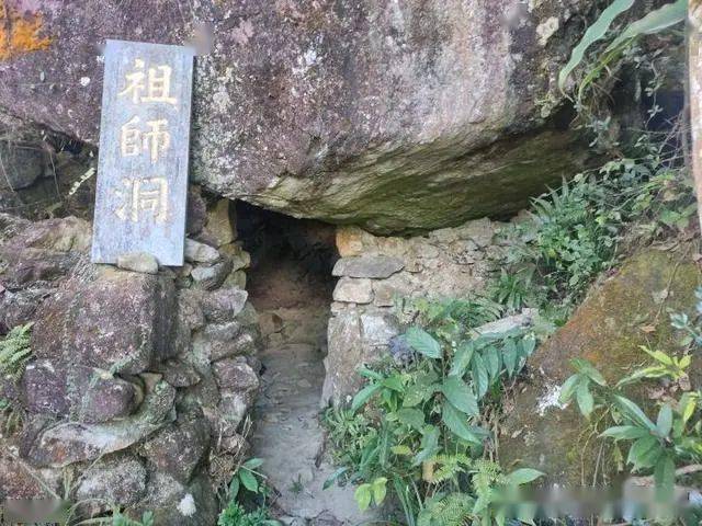 海丰莲花山飞瓦庵,上山半路的祖师洞,难道古代僧人在里面入定闭关