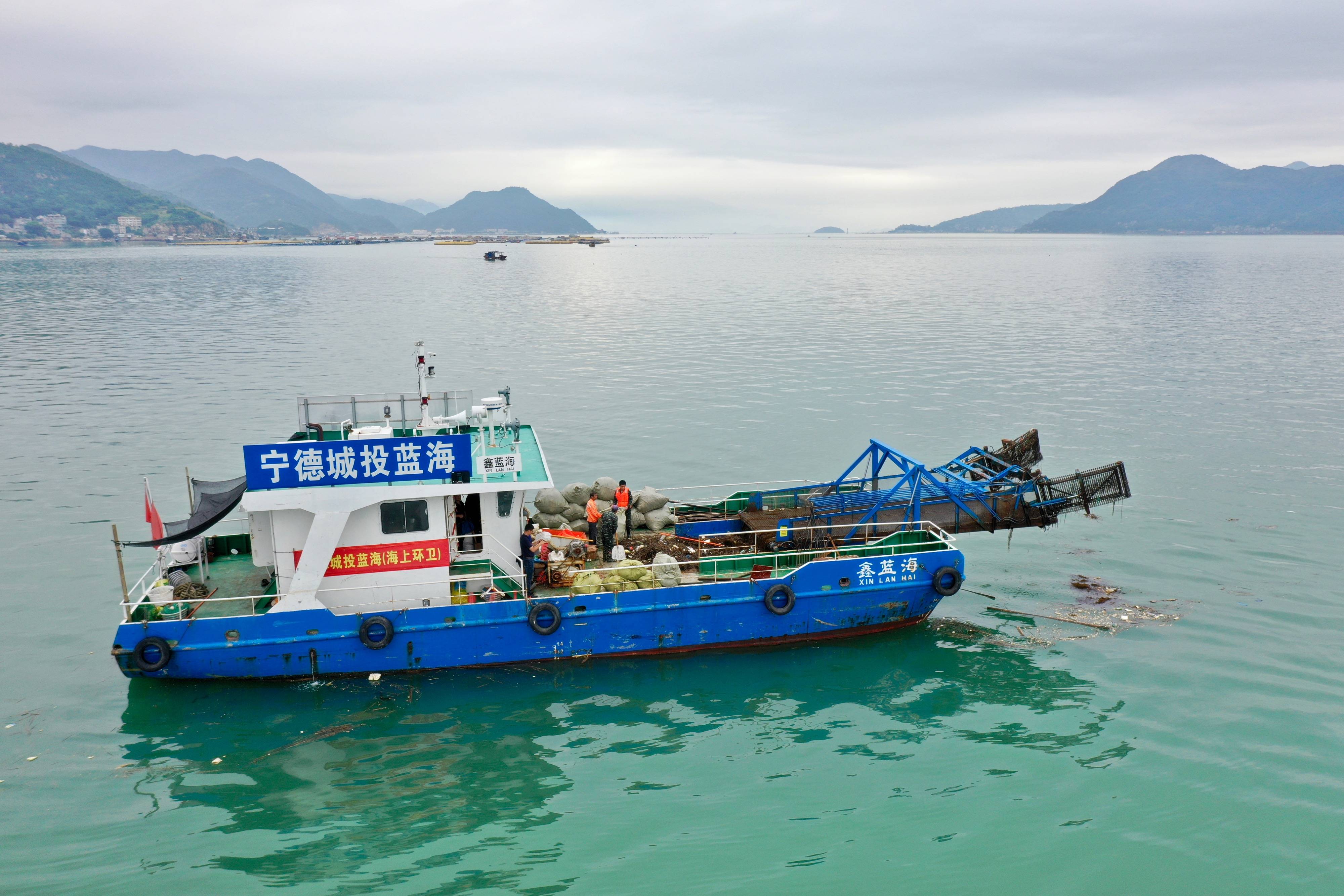 6月1日,机械化打捞船在三都澳海域清理海漂垃圾(无人机照片.