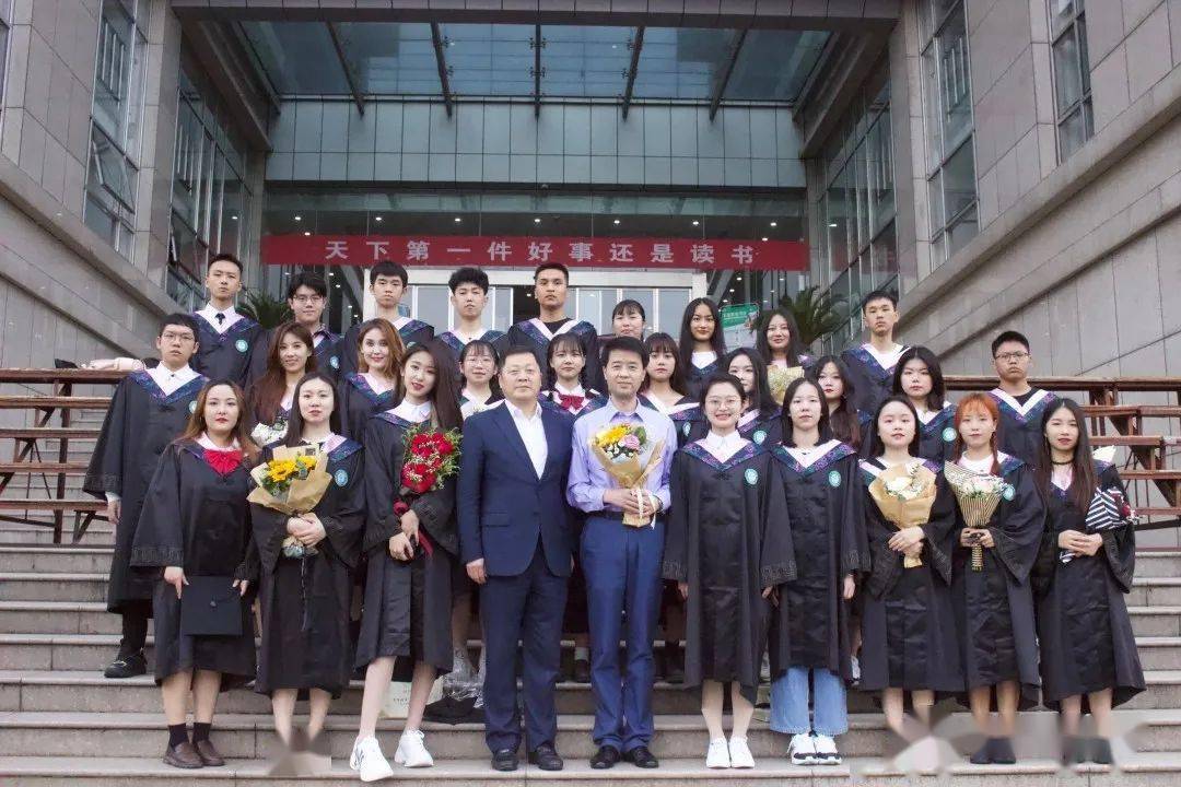 花式秀民民大人的毕业照好看得能出道