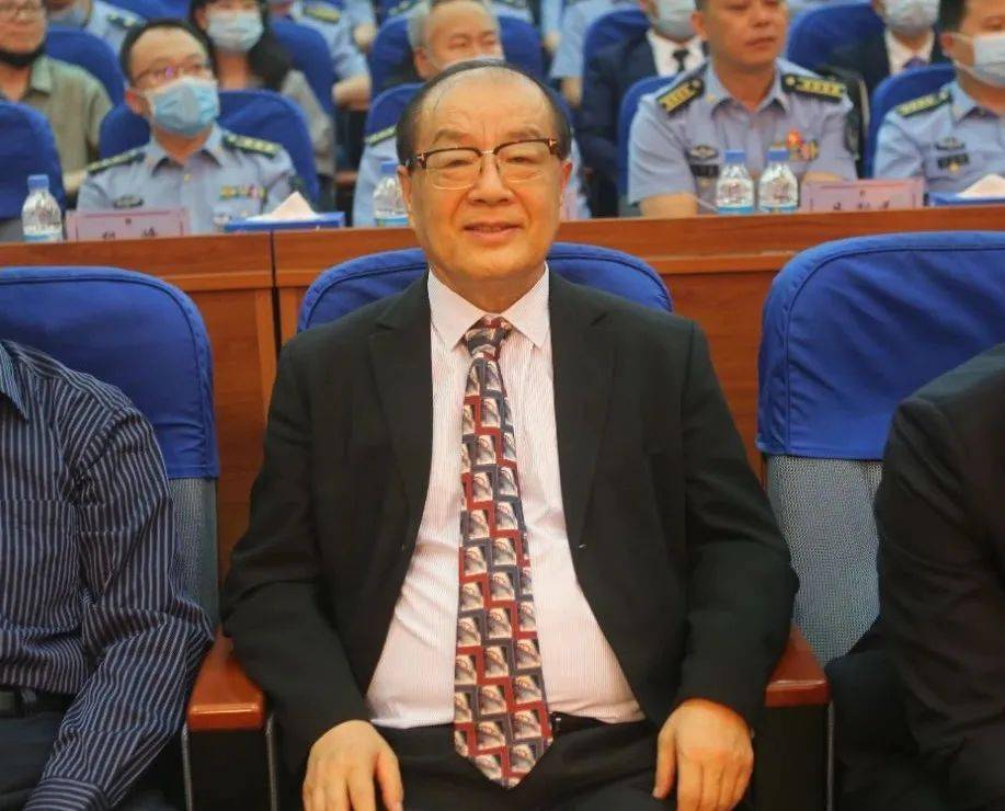 蔡瑞康高光时刻,站于他两旁,一同手捧"特聘证书"的,还有8位同样星光