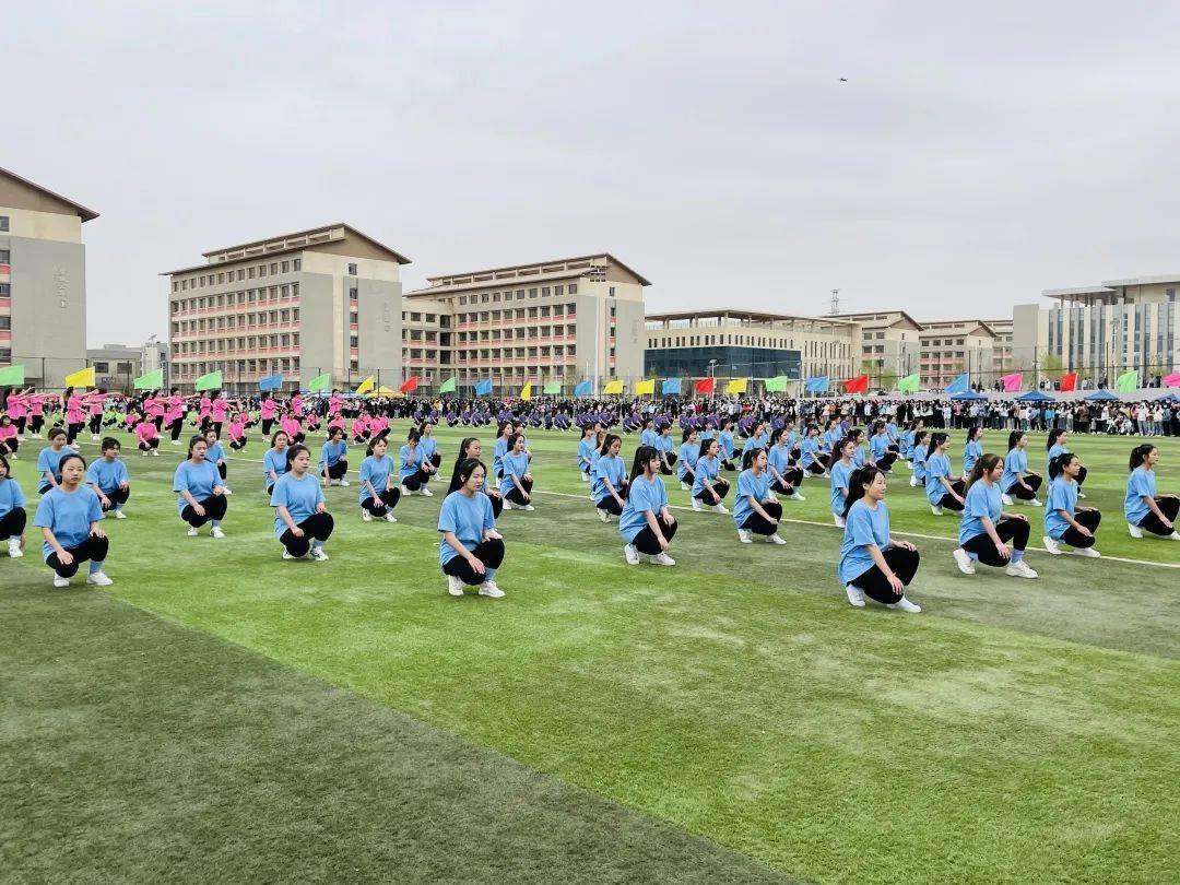 沐浴着阳光,甘肃财贸职业学院2021年第三届田径运动会在学院体育场