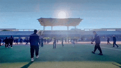 还是晨练的大学生? 或是奔驰的足球小子?