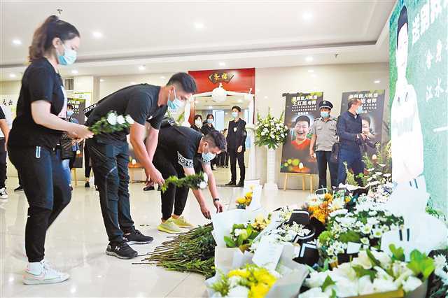 牺牲的大渡口区育才小学老师王红旭追悼会在大渡口宝山堂悼念中心举行