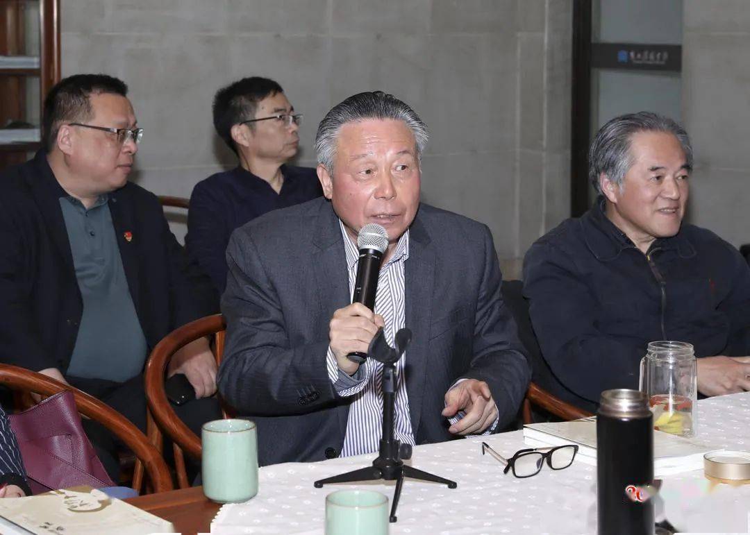 嘉兴市政协委员,海盐县特种纤维织造厂厂长 赵荣华