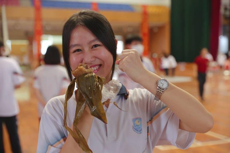 高三学生开心吃粽子