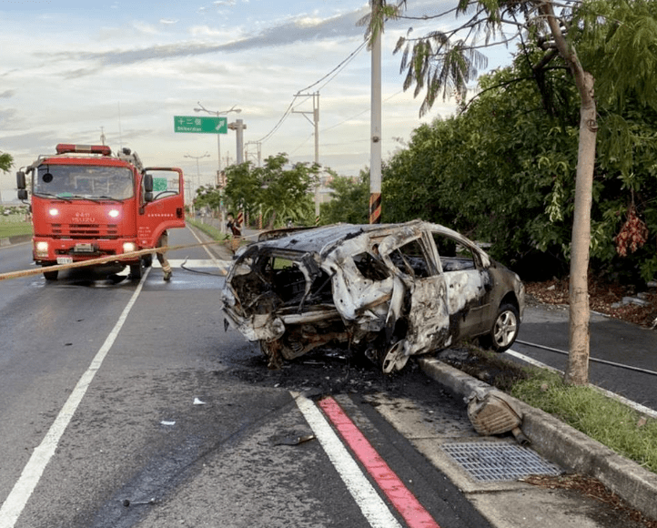 超跑追撞小车当场爆燃起火,3人只剩焦尸