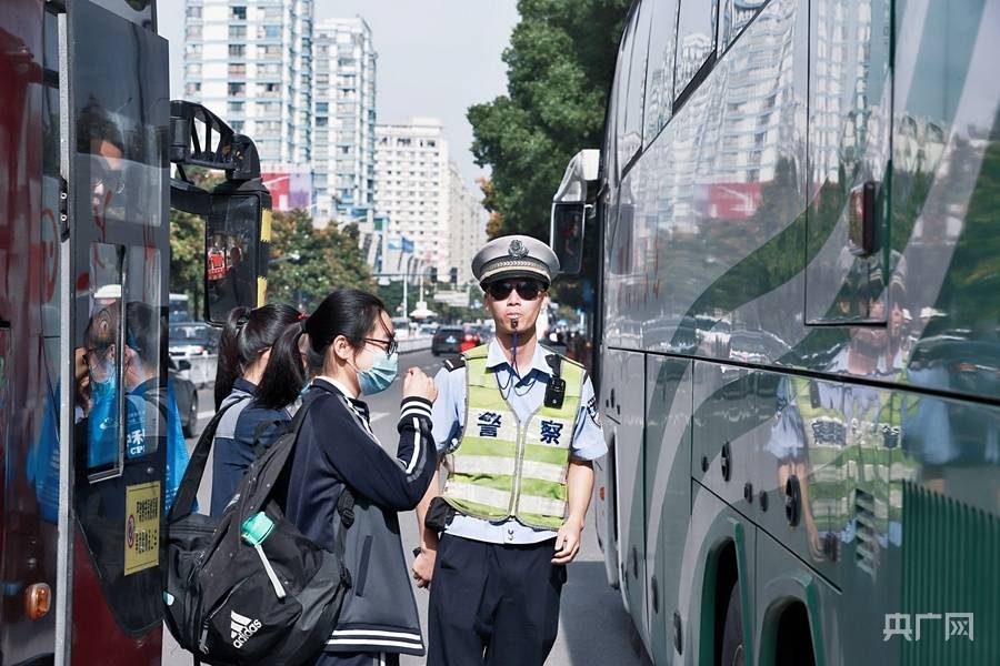 早上7点40分左右,宁波交警江北指挥中心接到群众求助称,有一考生在