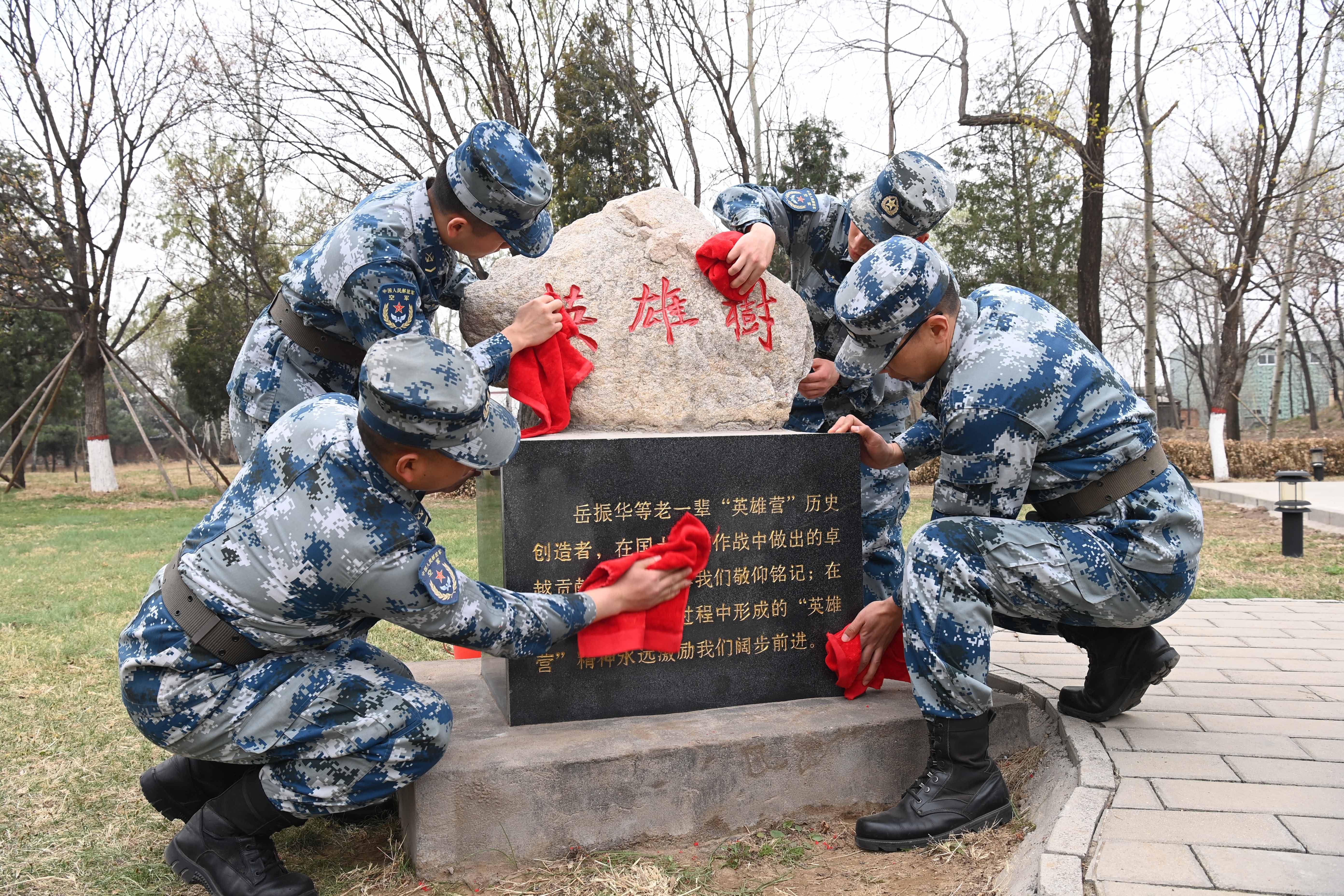 中部战区空军地空导弹某旅"英雄营"官兵在擦拭"英雄树"石碑(4月1日摄)