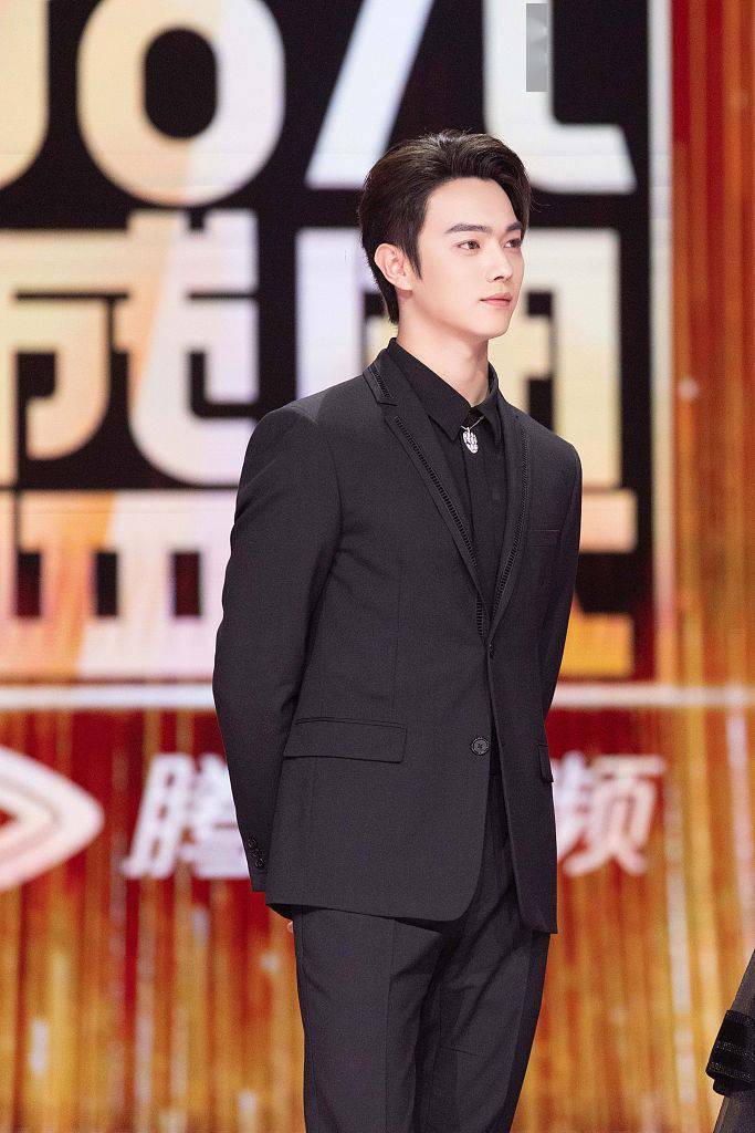 许凯杨幂同框比十八宣传新剧西装配长裙唯美浪漫身高差吸睛
